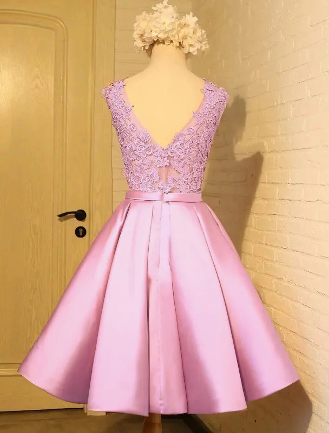 Abiti da ballo a trapezio in pizzo con schiena scoperta, lunghezza al ginocchio, senza maniche, scollo gioiello, raso con farfalla